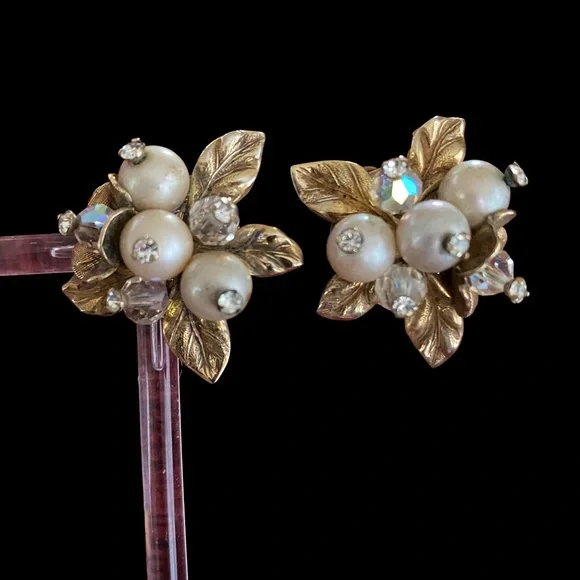Vintage Signed Vendome Faux Pearl and AB crystals cluster flower earring. - Picture 8 of 11